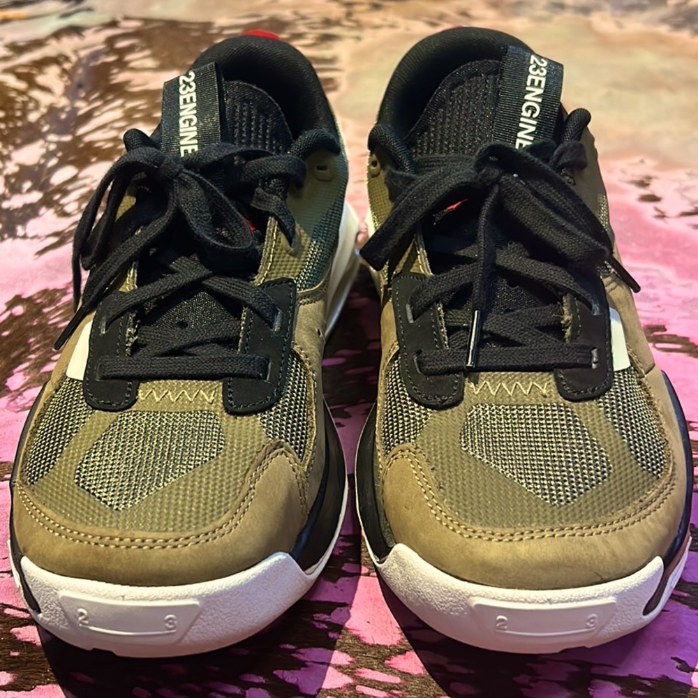 Women’s Jordan’s size 8.5. Used great condition.